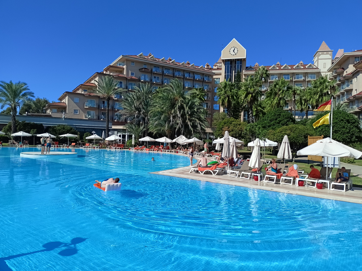 Но люди все-равно купаются! Фото 12 октября 2025