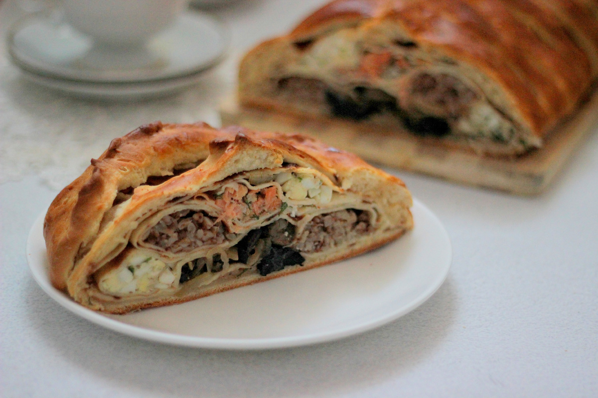 Кулебя́ка — один из видов мясного, рыбного или грибного закрытого пирога