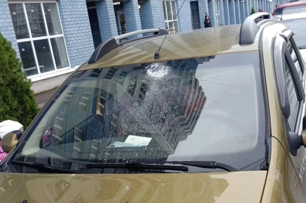    В Твери неизвестный сбросил тяжелый предмет на припаркованный автомобиль
