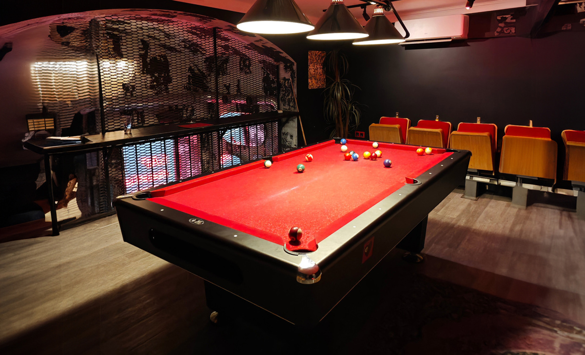 Американский пул, неоновое сердце и романтические коктейли