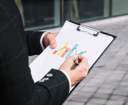 Оценка профессиональных рисков — это систематический процесс выявления и анализа опасностей на рабочих местах для разработки эффективных мер по снижению рисков и обеспечению безопасности работников.