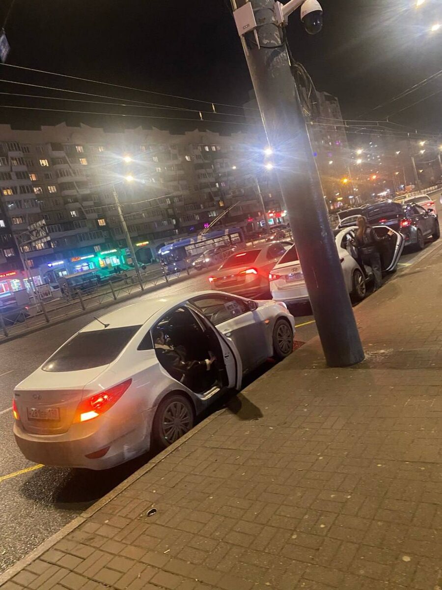 Нелегальные «таксомаршрутки» у метро «Комендатский проспект». Фото из тг-канала https://t.me/primorsky_spb 