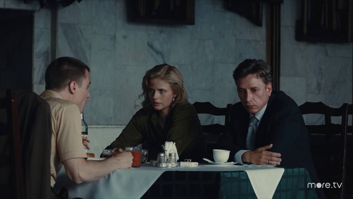 Боков, Козырев и Добровольская обсуждают детали расследования в советской столовой