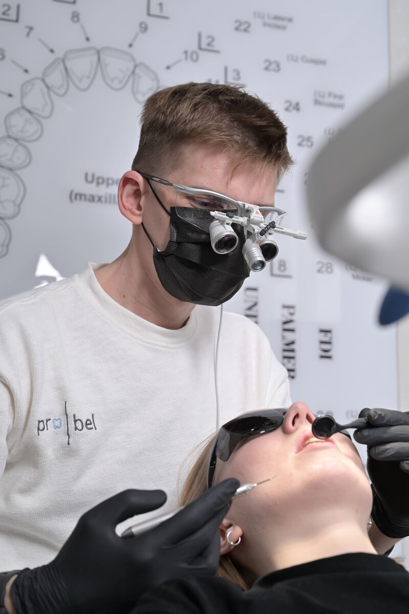 осмотр у стоматолога о причинах бруксизма в клинике Пробел