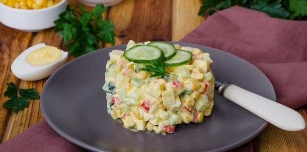 Салат с крабовыми палочками, огурцом и яйцом.