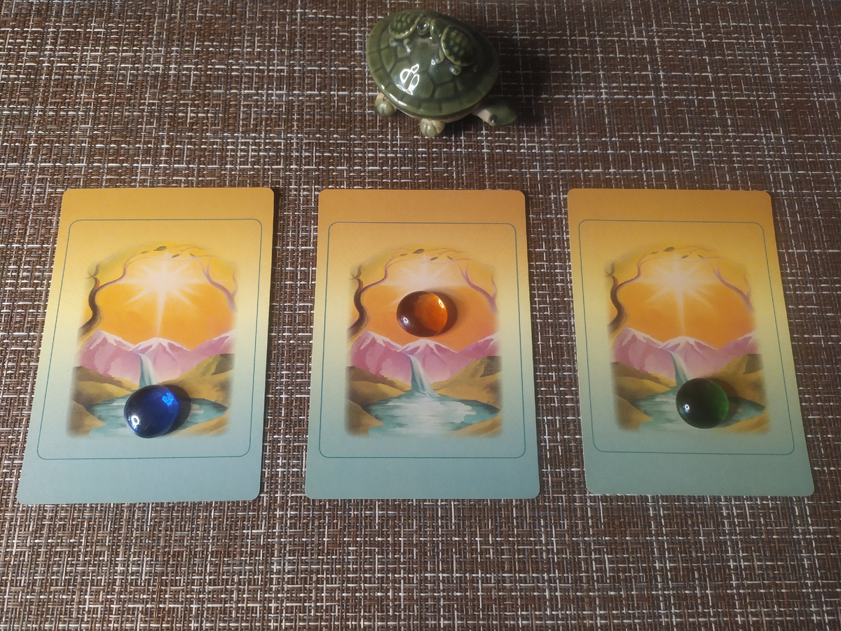 Три варианта для выбора. Колода Магические Врата Дениз Линн. Личное фото автора.