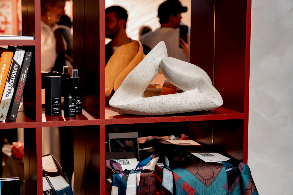 Фото с выставки «Русский дом» 2025 г. Капсула «Познание себя» от бренда освещения SANTAN