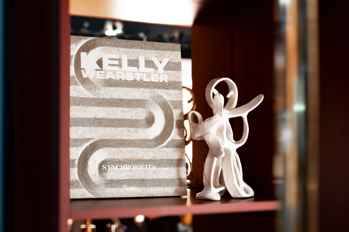 Фото с выставки «Русский дом» 2025 г. Капсула «Познание себя» от бренда освещения SANTAN