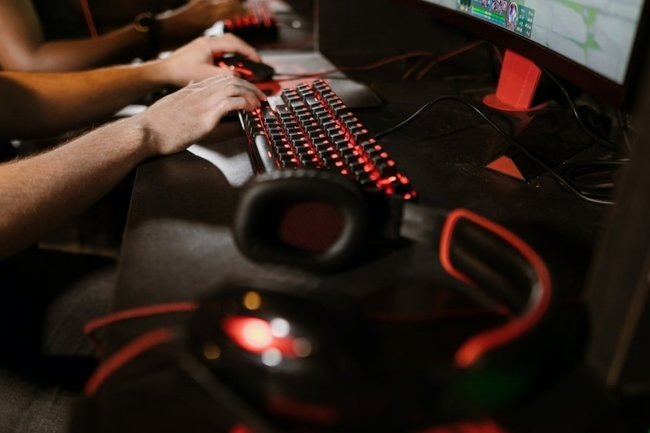    геймер компьютер клавиатура компьютерная игра