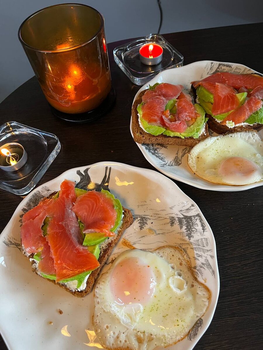 на фото: любимый инста-завтрак, обожаю сочетание авокадо+красная рыба+яйцо. 
