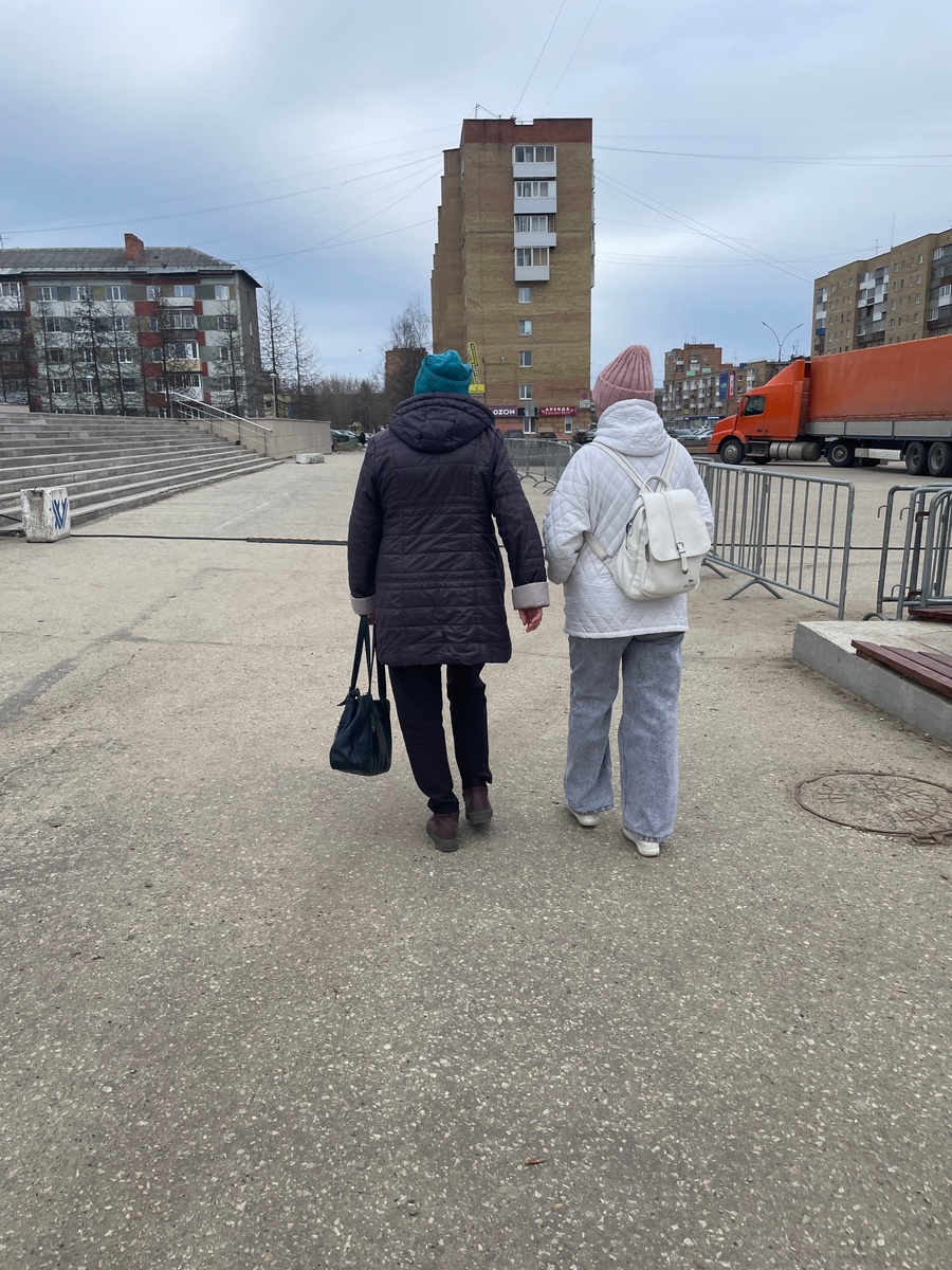    Как бабушка: если вам за 45, не делайте такие прически — старят до безобразия