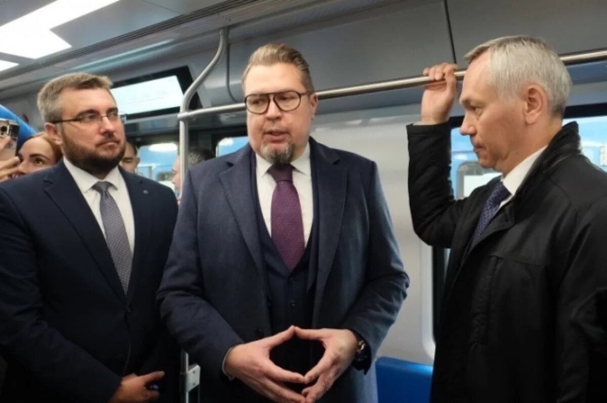    Губернатор Травников признался, что впервые за три года прокатился на метро