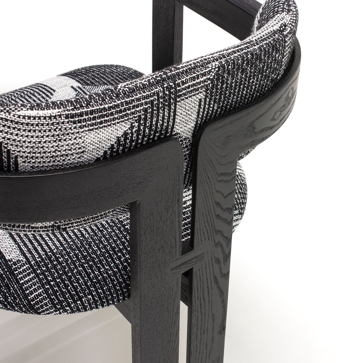 Кресло Trio — смелый дизайнерский стул, созданный для ценителей чистых форм и сильного характера в интерьере. Его брутальный дизайн вдохновлен современной архитектурой и авангардным искусством. Trio не просто вписывается в окружение, а становится его центром притяжения.
Элегантный каркас из ясеня с тонировкой «черный уголь» выглядит благородно благодаря естественной текстуре дерева. Широкая задняя опора с вертикальными прорезями создает игру света и тени, делая конструкцию визуально проницаемой и живой. Монолитные подлокотники подчеркивают целостность и основательность всей структуры.
Trio создан не для фона, а для тех мест, где требуется сильный характер: в просторной гостиной, обеденной зоне, творческой студии, кабинете руководителя или лобби концептуального отеля. Несмотря на скульптурную выразительность, он обеспечивает высокий уровень комфорта благодаря продуманной эргономике.
Trio — выбор тех, кто не следует трендам, а создает их.