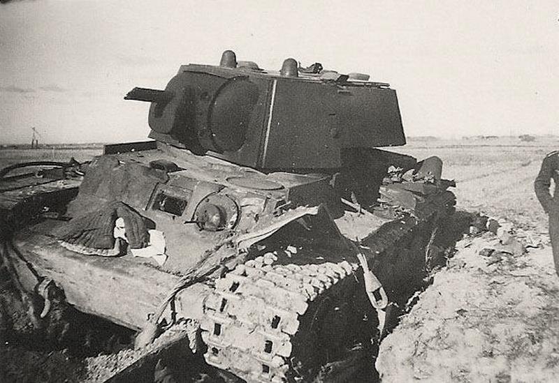 Танк КВ-1 производства ЛКЗ выпуска августа - сентября 1941 года с 90 мм башней в окрестностях Ленинграда