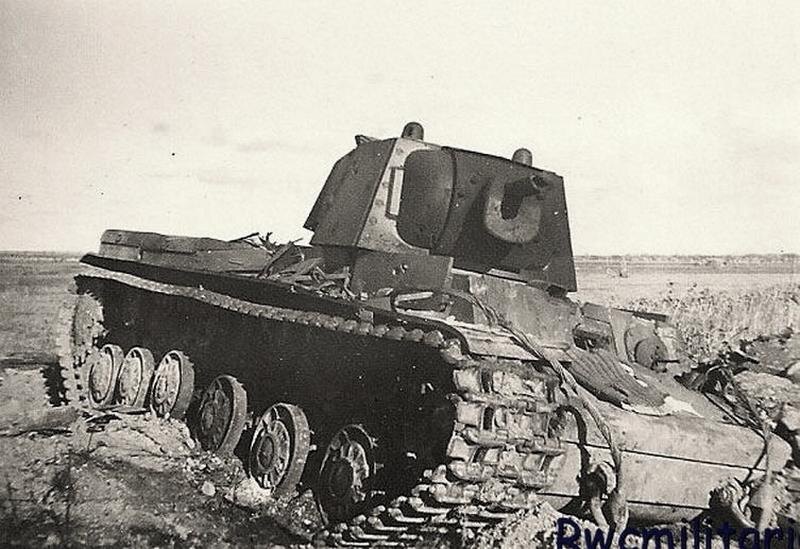 Танк КВ-1 производства ЛКЗ выпуска августа - сентября 1941 года с 90 мм башней в окрестностях Ленинграда