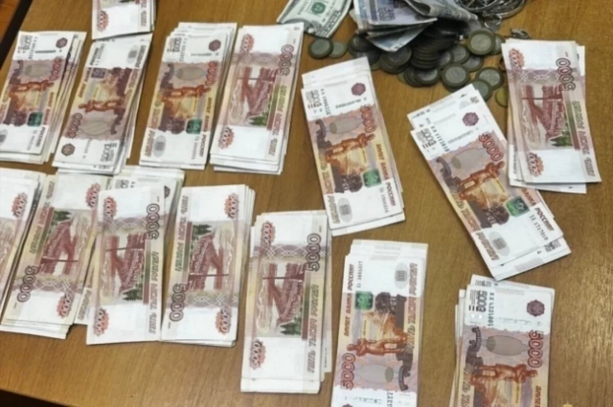    Тверичане отправляют в Москву на такси коробки и рюкзаки с деньгами