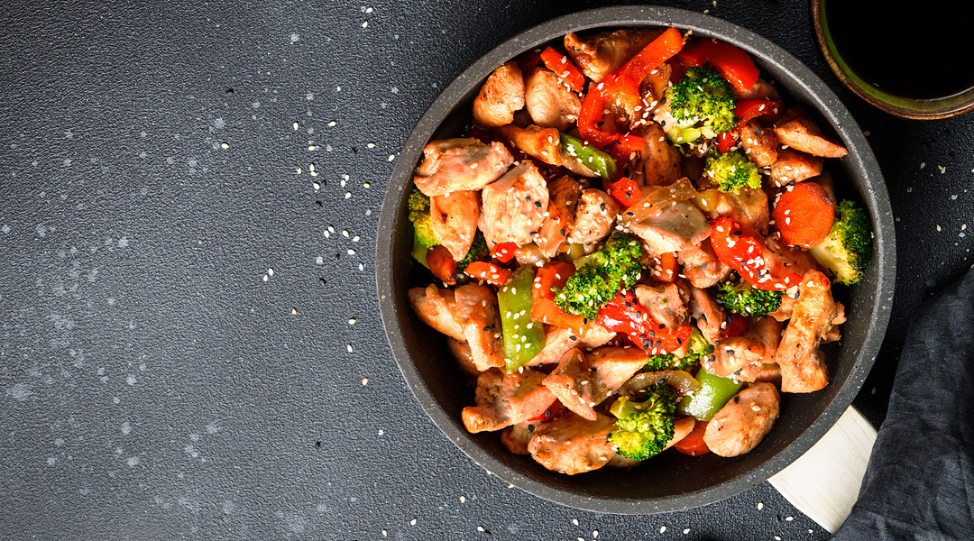 Обжаренные овощи-гриль на решетке с приправами