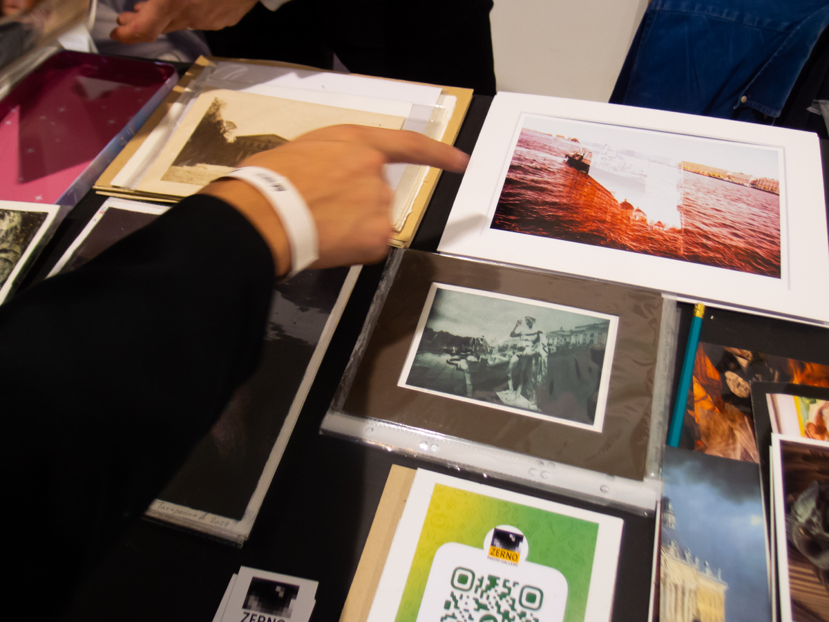 Фото с XI осеннего маркета современного искусства WIN-WIN в 2025 году. Стенд фотогалереи Zerno из Санкт-Петербурга