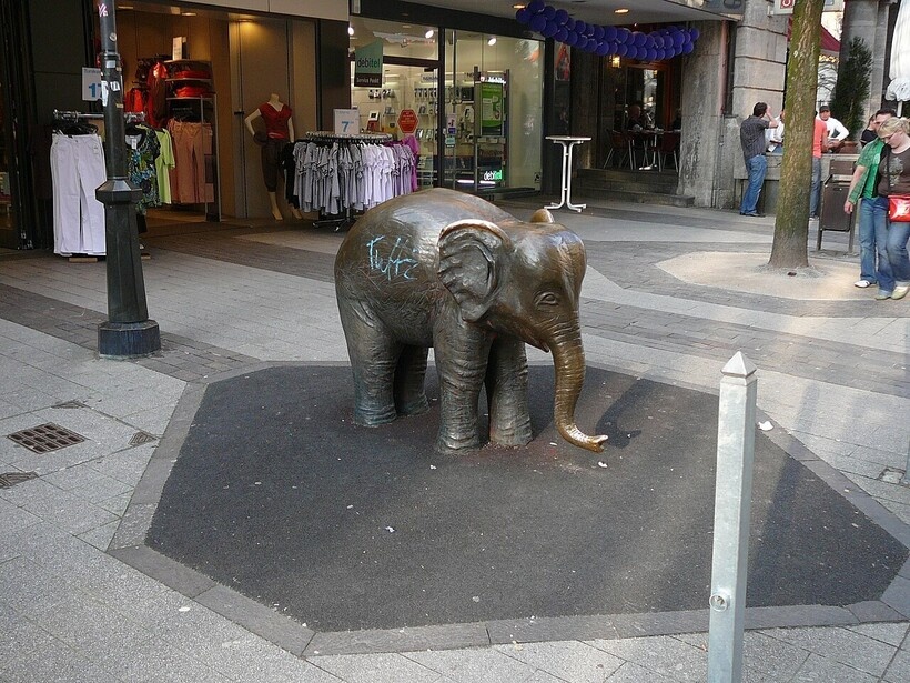    Статуя слоненка, которого прозвали Туффи, на одной из пешеходных улиц Вупперталя. Фото: wikipedia.org