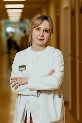 «Такое комплексное исследование обязательно для врачей-генетиков, потому что есть определенные биохимические особенности или дополнительные симптомы, по которым мы можем предположить тот или иной тип гипофосфатемического рахита и адекватно определить объем молекулярно-генетической диагностики. Пациенту обязательно нужно провести УЗИ почек, чтобы понимать, есть ли нефрокальциноз (отложение солей кальция в почках). Также рекомендовано провести рентгенологическое исследование костей, чтобы понимать объем скелетных проявлений», – пояснила Маргарита Шарова.