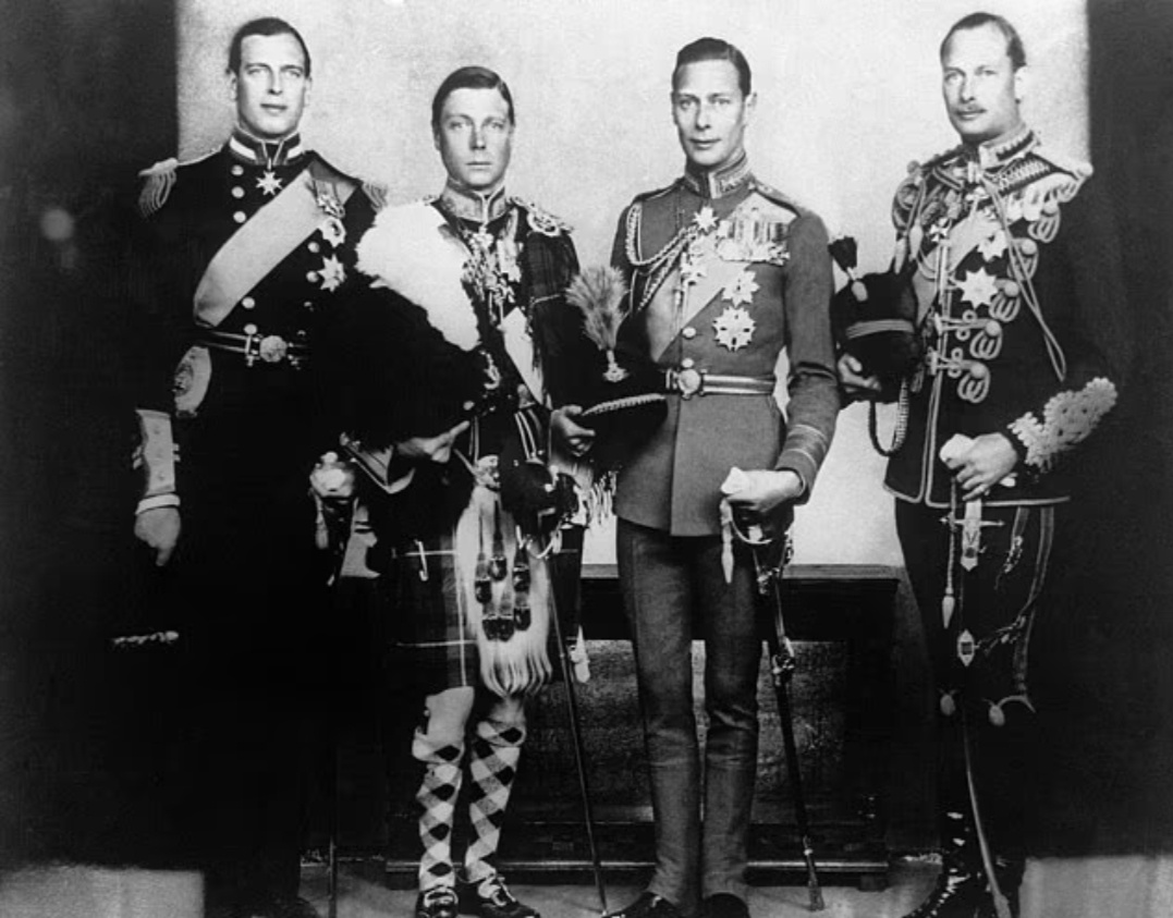 Три поколения назад король Эдуард VIII  и его младший брат, король Георг VI, разорвали все связи после того, как предполагаемый наследник отрекся от престола в 1936 году, после того как его просьбы о женитьбе на американской светской львице Уоллис Симпсон неоднократно отклонялись.