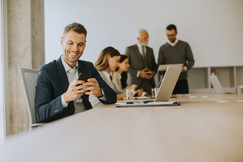    Ситуации, когда необходимо ответить на важный звонок, но вести голосовой разговор нет возможности, часто возникают во время деловых встреч