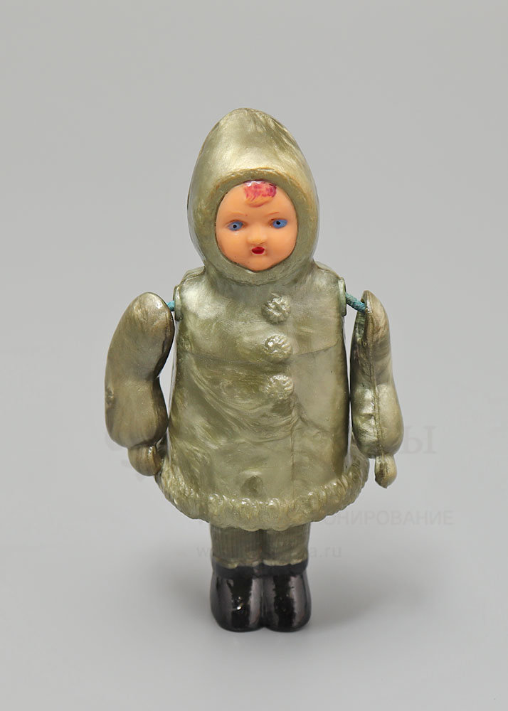 Советская игрушка, кукла «Девочка в зимней одежде» (На прогулке) на резинках, колкий пластик, 1950-60 гг. Фото с нашего сайта dvaveka.ru