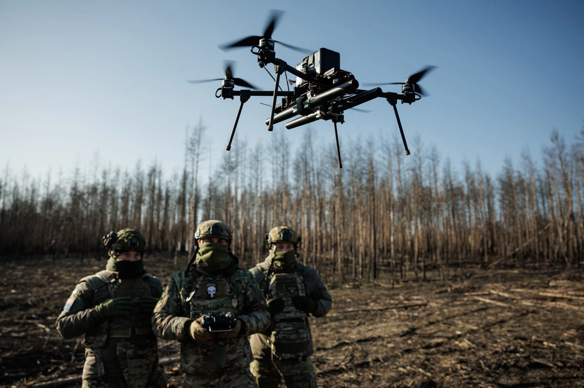 Украинские солдаты из отдельной президентской бригады «Гетман Богдан Хмельницкий» тестируют беспилотник для охоты на российские дроны. 10 февраля 2025 года, Донецк.Фотограф: Сергей Михальчук/Global Images Ukraine/Getty Images/Global Images Ukraine