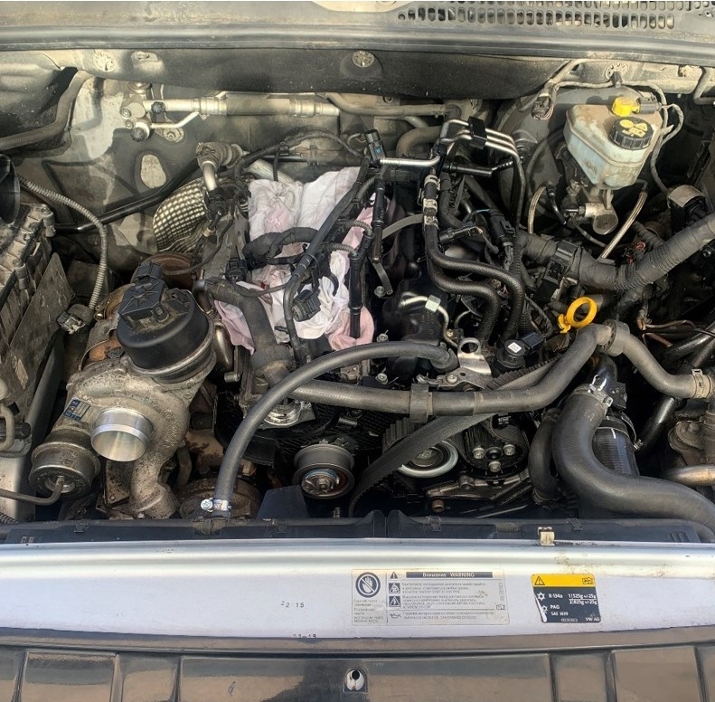 Фото 1. Частично разобранный двигатель в автомобиле.