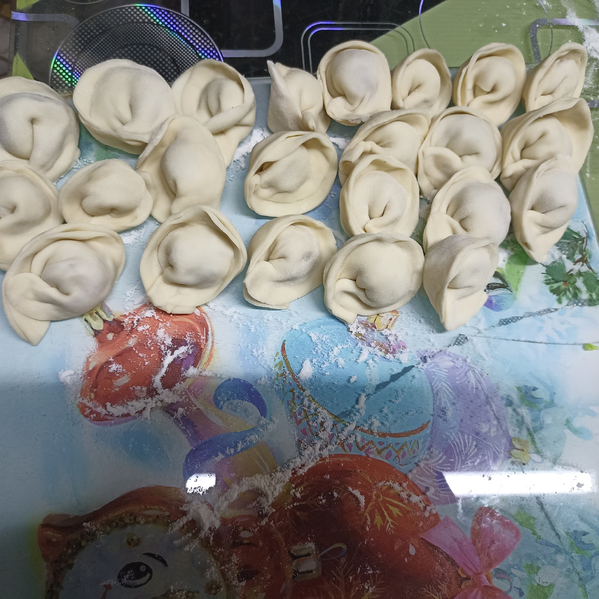 Андрей Васильевич пельмешек захотел, а мне некогда. Ты, говорит, мама, мне фарш дай, и тесто . Я сам лепить буду. Вон, налепил. 