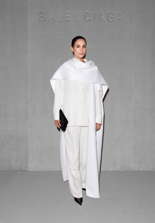 Меган Маркл в наряде от модного дома "Баленсиага" на Неделе высокой моды в Париже в октябре 2025 года.