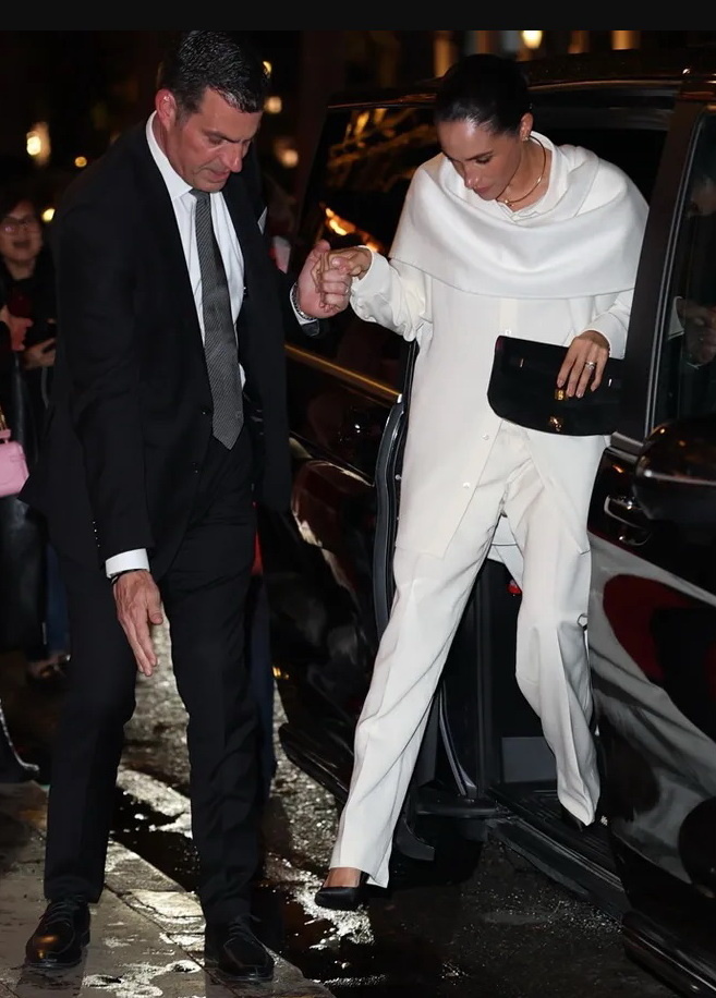 Меган Маркл прибывает на показ модного дома Баленсиага в Париже в октябре 2025 года.