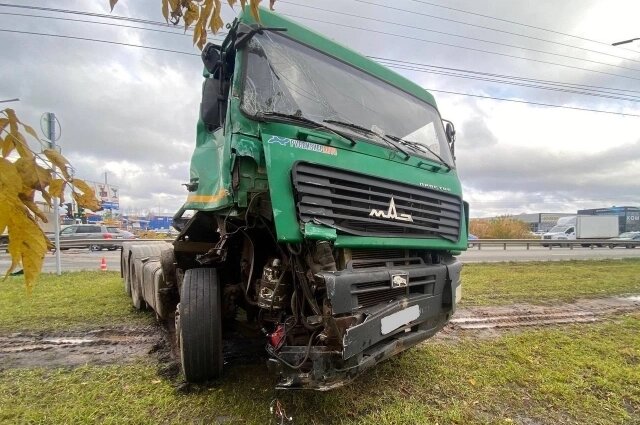    Большегруз отлетел на ограждение и сбил дорожный знак. Фото: Госавтоинспекция по Кировской области
