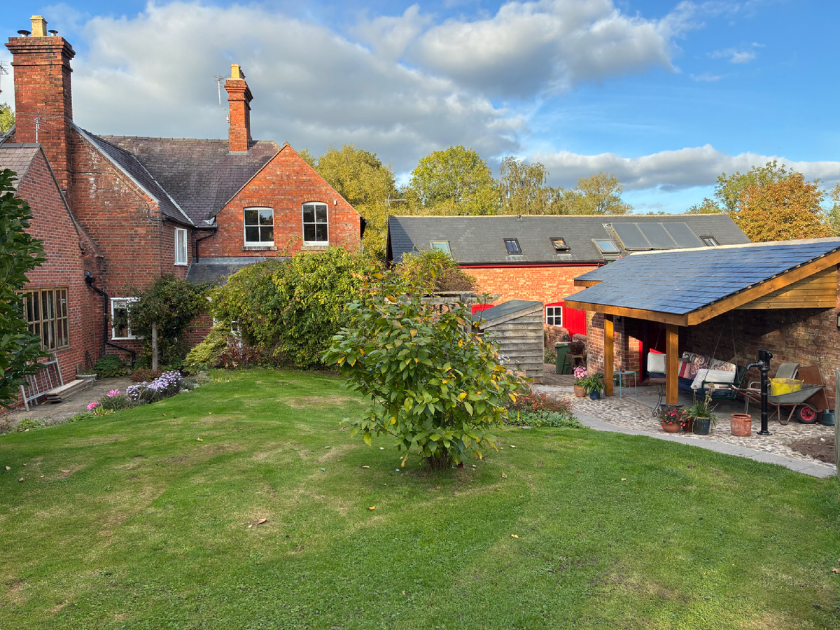 Слева направо - старый фермерский коттедж, бывший коровник, переделанный под гостиничные номера. Фото из личного архива