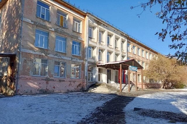    Действующий вход в школу. Фото: omsk.aif.ru// Ксения Ермакова