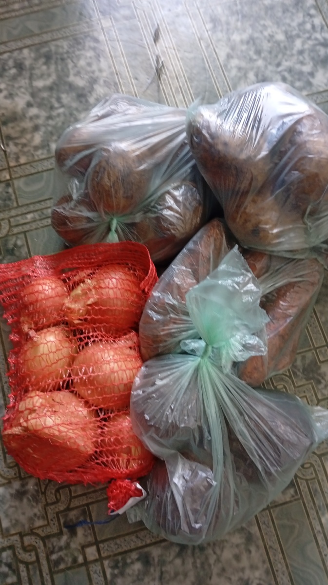 Картошка, морковка, лук, свёкла. Цены .. ну лук и морковь покупать выгодно.  Свёклу тоже покупать - не разоришься.  Картошку же не зря огородники растят. 