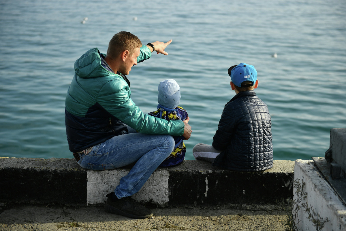 Мужчина с детьми // Туристический портал Республики Крым, Константин Крестьянинов