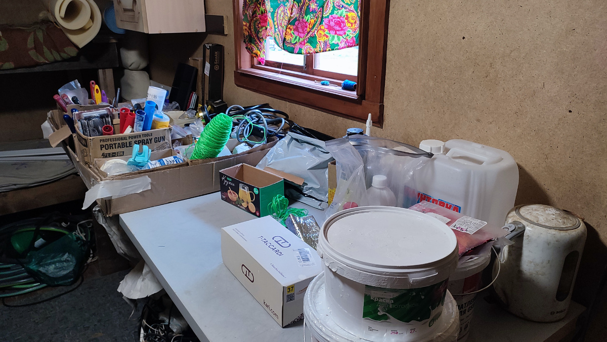 Перенесла всё и расположила на столе в бытовке, а так же на  кроватях строителей