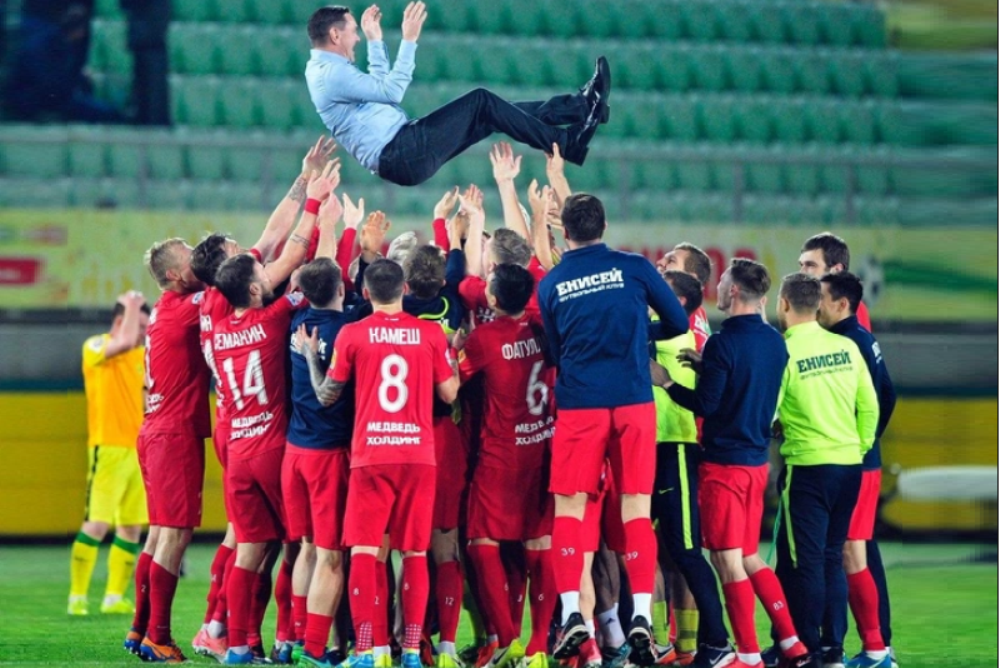 Май 2018-го. Футболисты «Енисея» качают Дмитрия Аленичева – тренера, обеспечившего команде первый в истории выход в класс сильнейших