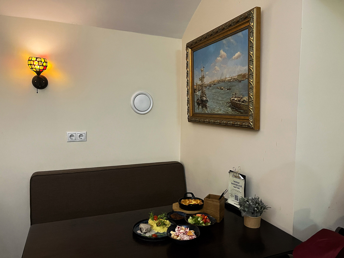 Столик в углу кафе →