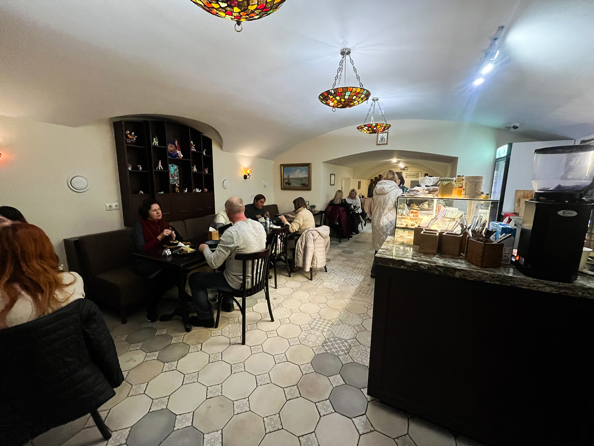 Вид на зал церковного кафе «Крипта» → 