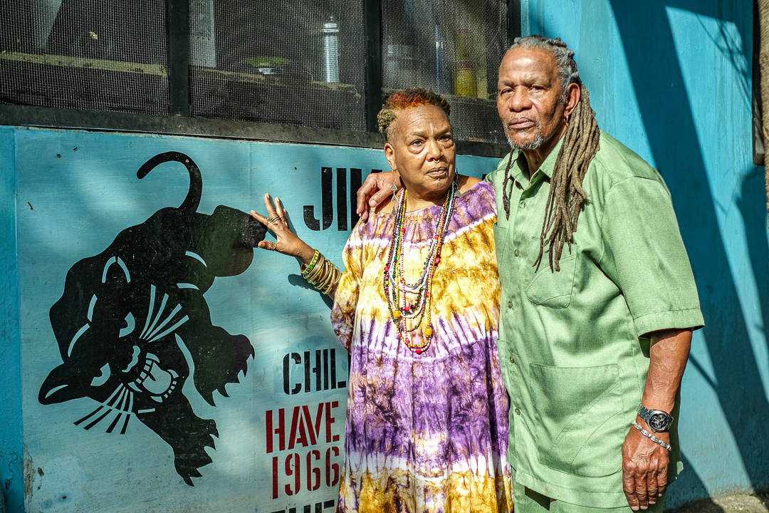 Пит и Шарлотта О'Нил в Общественном центре Объединённого африканского альянса (UAACC) в Танзании, где они живут в изгнании с 1972 года (Жаклин Эшли / Jacobin).