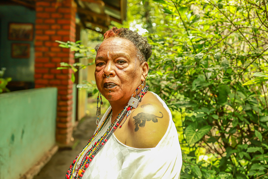 Шарлотта О’Нил носит прозвище «Мама Африка» за свою афроцентричную внешность и работу по пропаганде культурной гордости среди молодёжи Танзании. (Жаклин Эшли / Jacobin).