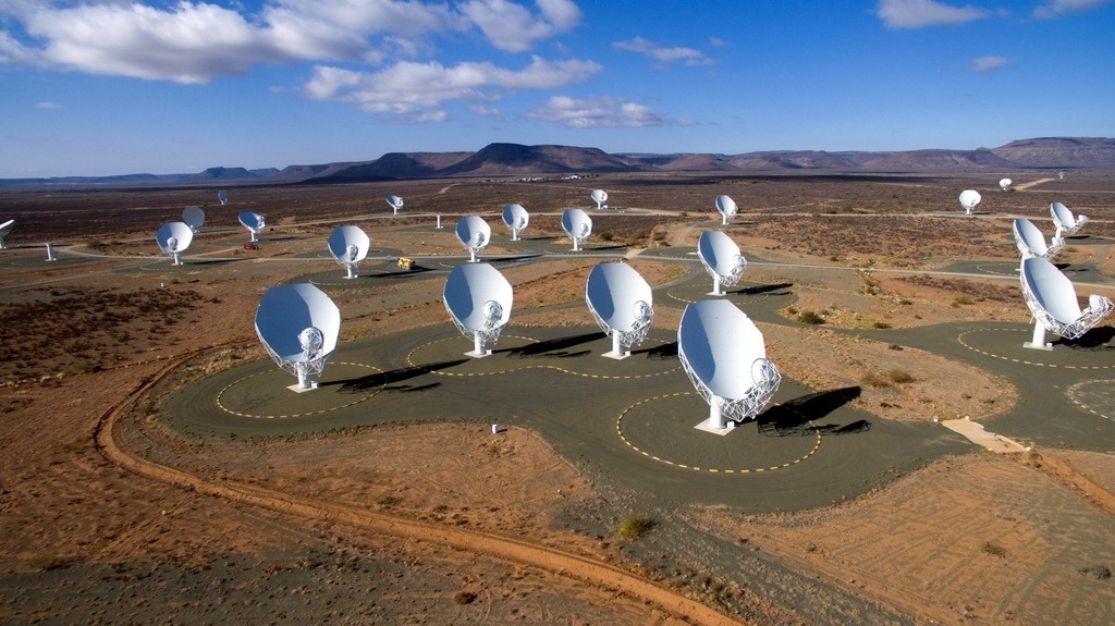 Массив радиотелескопов MeerKAT.    
 Источник : Square Kilometre Array Organisation (SKAO) / South African Radio Astronomy Observatory (SARAO))  📷
