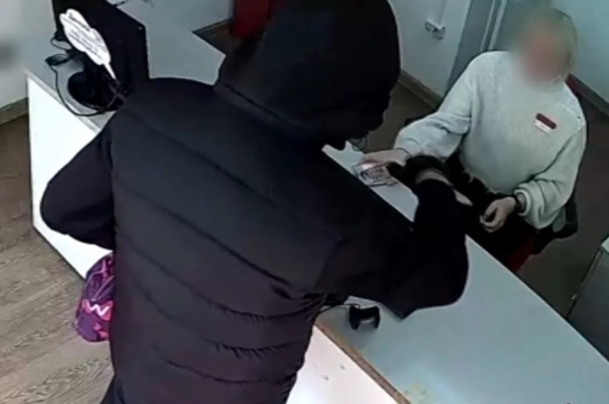    Пермяк в медицинской маске с ножом ворвался в микрокредитную организацию