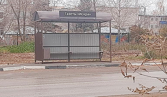 Автобусные остановки здесь только с одной стороны дороги - к выезду из Нагорного