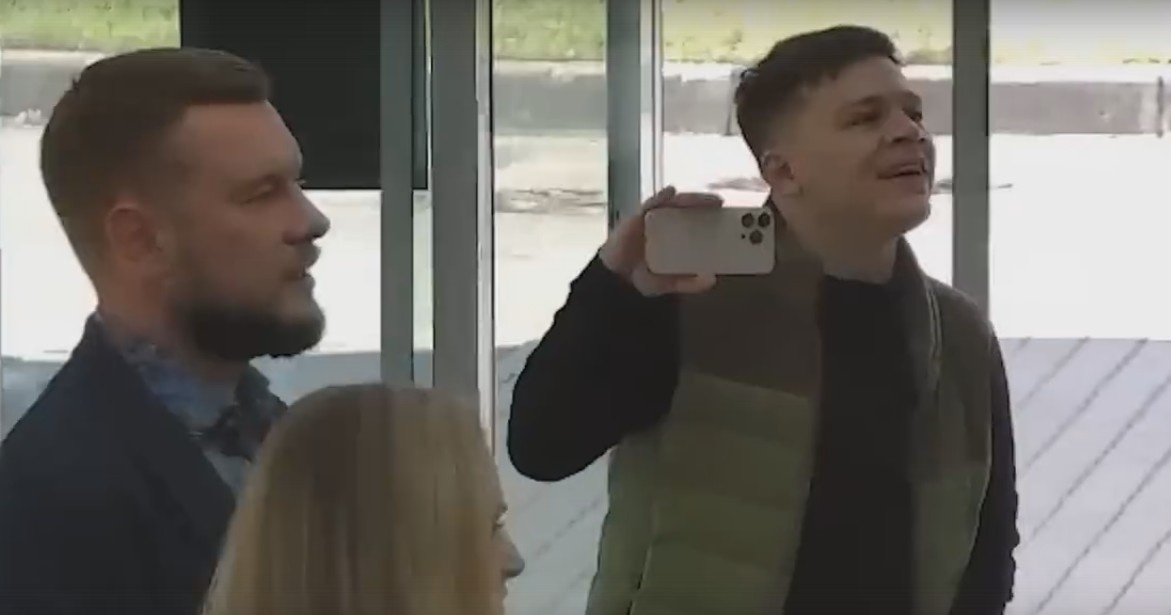 Всегда будь готов! Радостным шагом, с песней весёлой, мы ступаем за Андроном