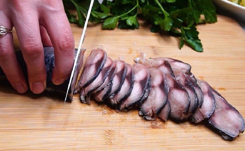 Вкуснейшая закуска из скумбрии за сутки: домашняя засолка с чесноком без хлопот