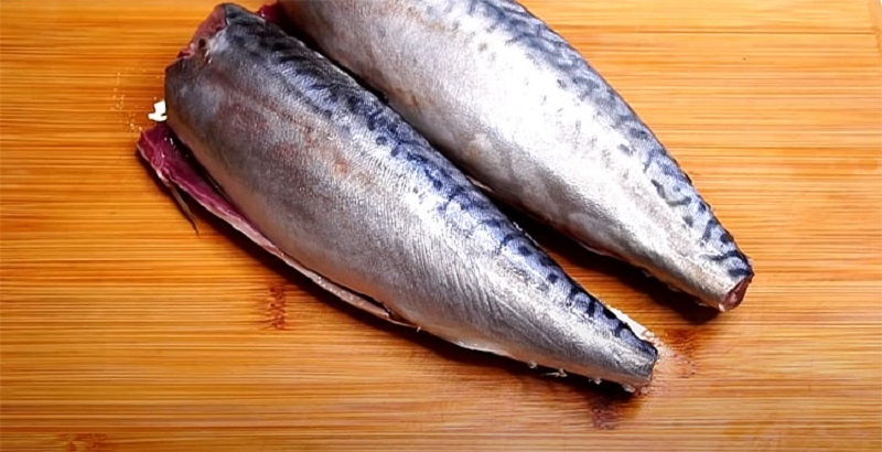 Вкуснейшая закуска из скумбрии за сутки: домашняя засолка с чесноком без хлопот