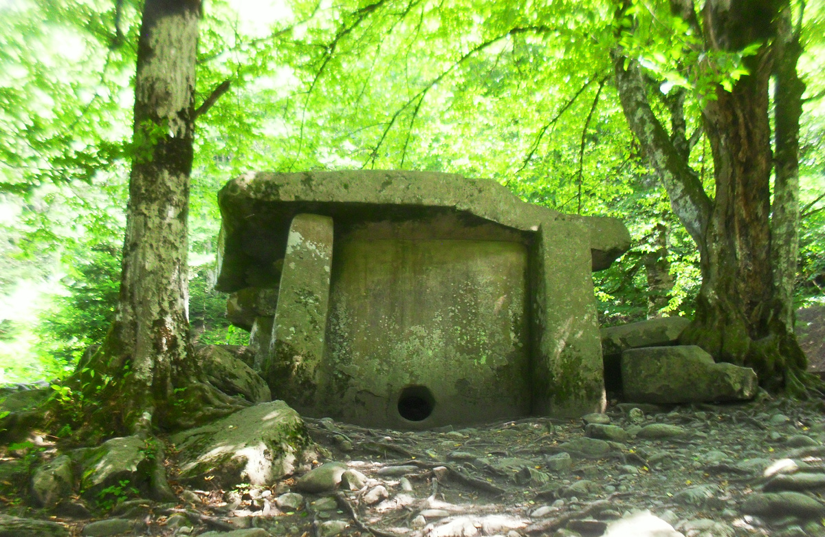 Классический кавказский дольмен: 5 плит весом десятки тонн